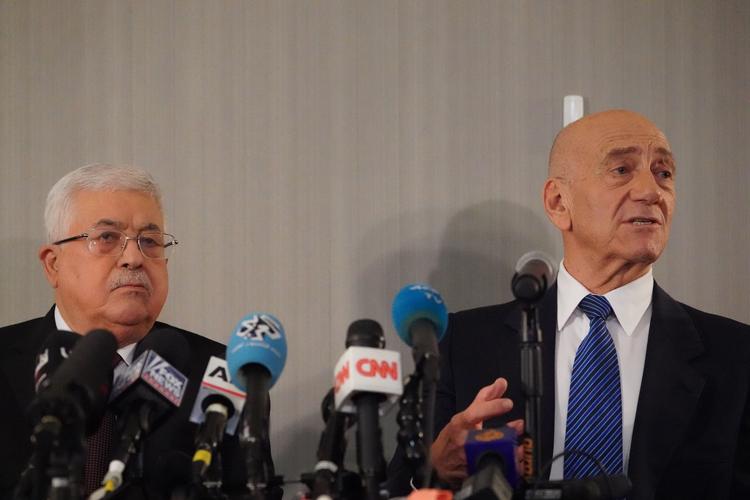 Mahmoud Abbas, præsident i det palæstinensiske selvstyre, og Ehud Olmert, Israels tidligere ministerpræsident -- tog til New York for at vise, at fred er muligt. Bare ikke efter Trumps ideer.... Foto: Bryan R. Smith/Ritzau Scanpix
