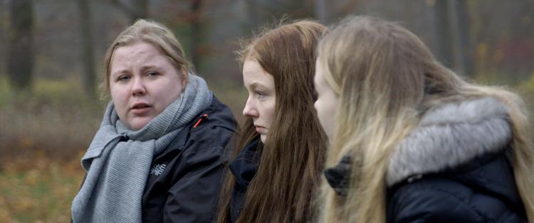 De tre unge kvinder, Rikke, Rikke og Maria, fortæller om et lukket netværk på Instagram, hvor piger deler billeder af selvskade og ideer til, hvordan man kan begå selvmord. Foto: DR  Pr-foto DR