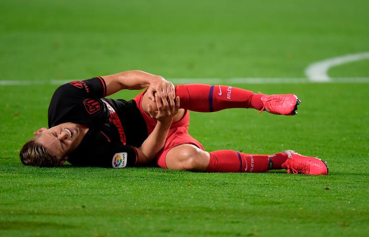 Der blev gået hårdt til Atléticos Marcos Llorente i fredagens kamp i Valencia, men Llorente kom op igen og er klar til at møde Liverpool i aften.   Foto: Jose Jordan/Ritzau Scanpix