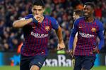 Luis Suárez (tv.) er ude i endnu tre måneder, mens Ousmane Dembeles sæson er forbi. Og derfor har Barcelona ekstraordinært fået lov til at købe en spiller udenfor transfervinduet.  Foto: Paul Hanna/Ritzau Scanpix