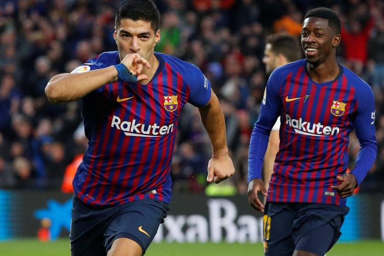 Luis Suárez (tv.) er ude i endnu tre måneder, mens Ousmane Dembeles sæson er forbi. Og derfor har Barcelona ekstraordinært fået lov til at købe en spiller udenfor transfervinduet.  Foto: Paul Hanna/Ritzau Scanpix