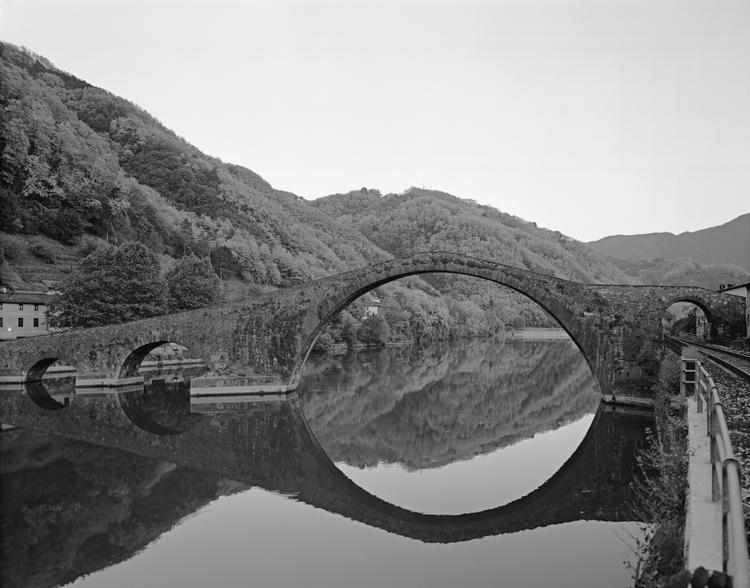 Ebbe Stub Wittrup nærer en dyb fascination af en række broer fra middelalderen, som ifølge gammel overtro har djævelen som brobygger. Her er det 'Devils Bridge 2, Ponto del Diavolo, Borgo en Mozzano'. Foto: Ebbe Stub Wittrup, 'Devil’s Bridge #2, Ponto del Diavolo, Borgo en Mozzano', (2009-2010). Courtesy: Kunstneren og Martin Asbæk Gallery 