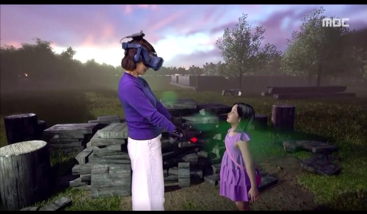 Mor og datter mødes for første gang efter datterens død i 2016. "Hvor har du været mor?" spørger Nayeon, da hun viser sig i den virtuelle verden.  Foto: Dogyun Kim, Minwoo Park