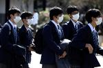Skolebørn bærer maske under et besøg i templet Sensoji ved Tokyo. Japan vil begynde et forsøg med brug af hiv-medicin til patienter, der er smittet med coronavirus. Foto: Athit Perawongmetha/Ritzau Scanpix