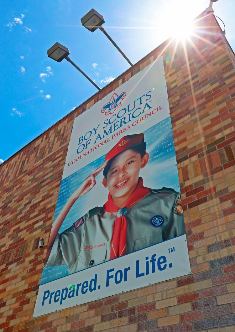 Et skilt i delstaten Utah foran et hovedkvarter for spejderorganisationen Boy Scouts of America. Organisationen beskyldes for at have dækket over eller ignoreret årtiers anklager om seksuelt misbrug.  Foto: George Frey/Ritzau Scanpix
