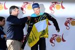 Jakob Fuglsang bliver ikldt førertrøjen under sidste års Ruta del Sol. Foto: Ruta del Sol. 