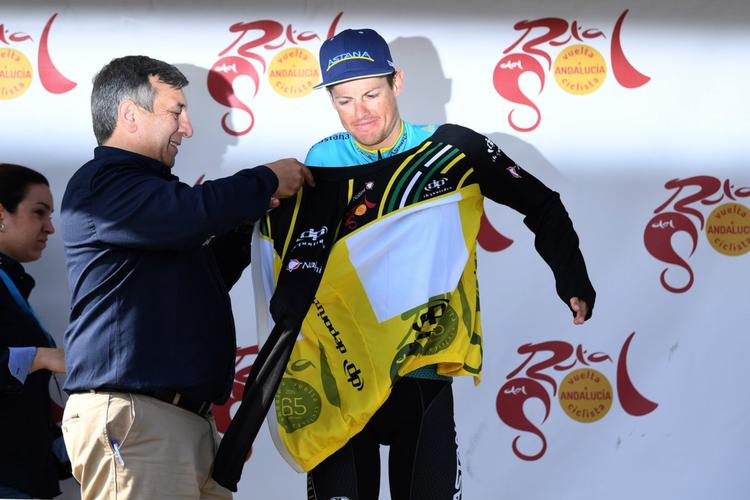Jakob Fuglsang bliver ikldt førertrøjen under sidste års Ruta del Sol. Foto: Ruta del Sol. 