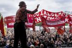 Mette Frederiksen, formand for Socialdemokratiet, måtte sidste år afbryde sin tale for en stund på grund af ballade foran scenen. Nu har hun besluttet at blive væk i år. Foto: Mads Nissen/POLFOTO