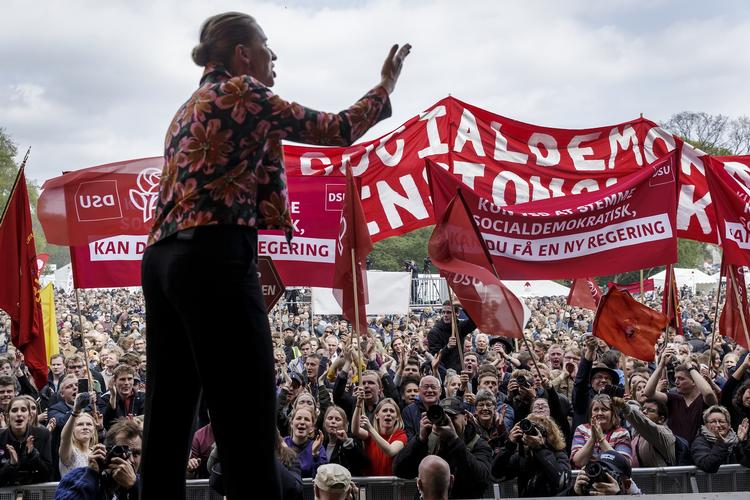 Mette Frederiksen, formand for Socialdemokratiet, måtte sidste år afbryde sin tale for en stund på grund af ballade foran scenen. Nu har hun besluttet at blive væk i år. Foto: Mads Nissen/POLFOTO