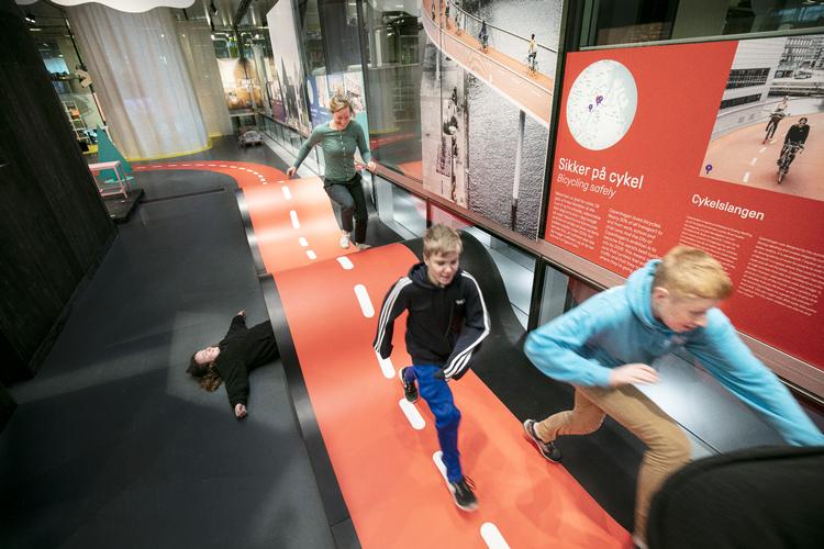 En af de mere abstrakte repræsentationer på udstillingen Kids’ City er disse tre bakker, der henviser til Cykelslangen af Dissing+Weitling. Foto: DAC