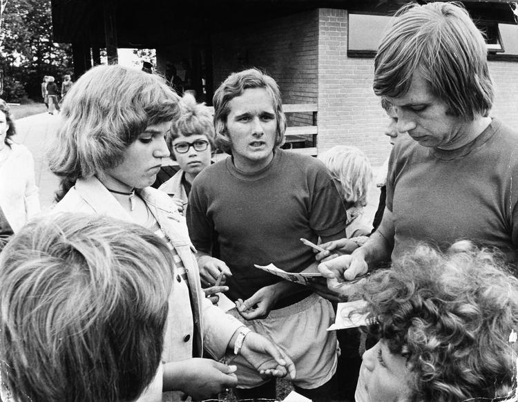     Allan Simonsen chokerede i 1982 ved at skifte til Charlton. Henning Jensen (th.) stod også for et opsigtsvækkende skifte i sin karriere fra Nørresundby til Borussia Mönchengladbach. Foto: Erik Kragh/POLFOTO