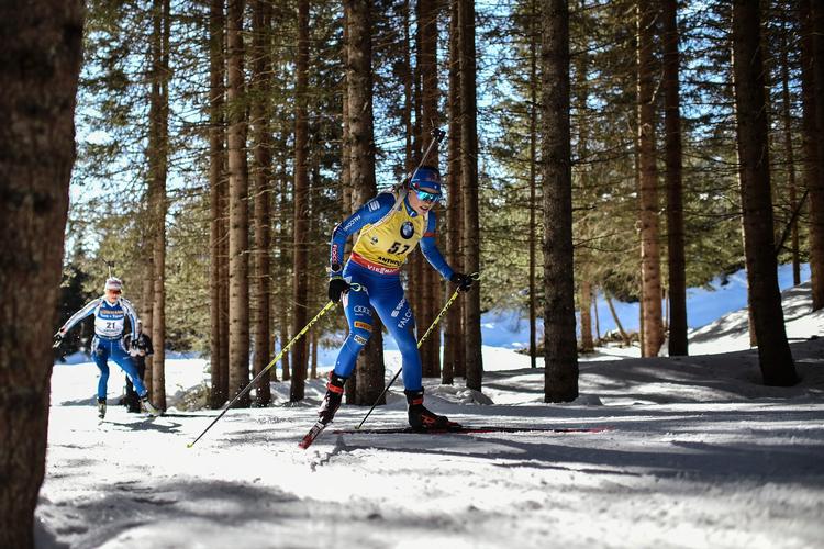 Dorothea Wierer fra Italien blæser gennem skoven på vej mod endnu en VM-medalje og denne gang igen af guld. Foto: Marco Bertorello/Ritzau Scanpix