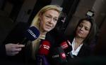     Anklagerne Lisbeth Jørgensen, til højre, og Kia Reumert, til venstre, efter domsafsigelse i Københavns Byret i Britta Nielsen-sagen. Foto: Liselotte Sabroe/Ritzau Scanpix