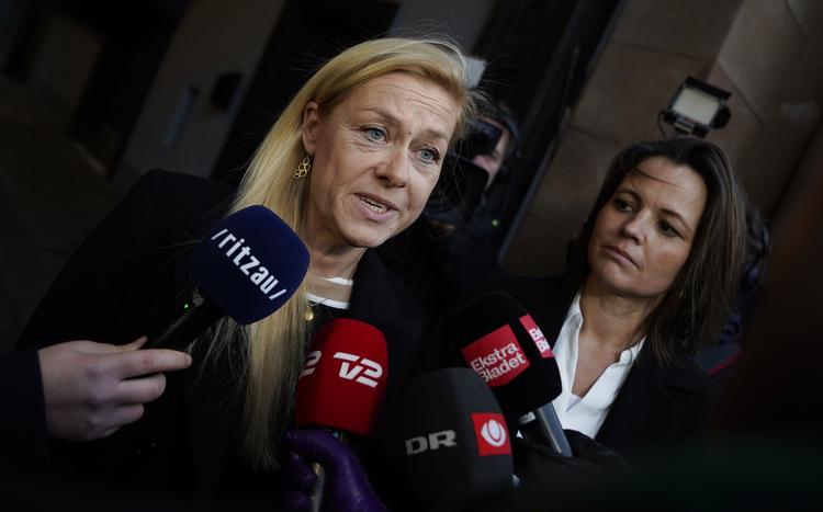     Anklagerne Lisbeth Jørgensen, til højre, og Kia Reumert, til venstre, efter domsafsigelse i Københavns Byret i Britta Nielsen-sagen. Foto: Liselotte Sabroe/Ritzau Scanpix