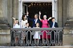     Kronprins Frederik og kronprinsesse Mary viser sig med deres børn prins Christian, prinsesse Isabella, prins Vincent og prinsesse Josephine samt dronning Margrethe. Foto: Philip Davali/POLFOTO