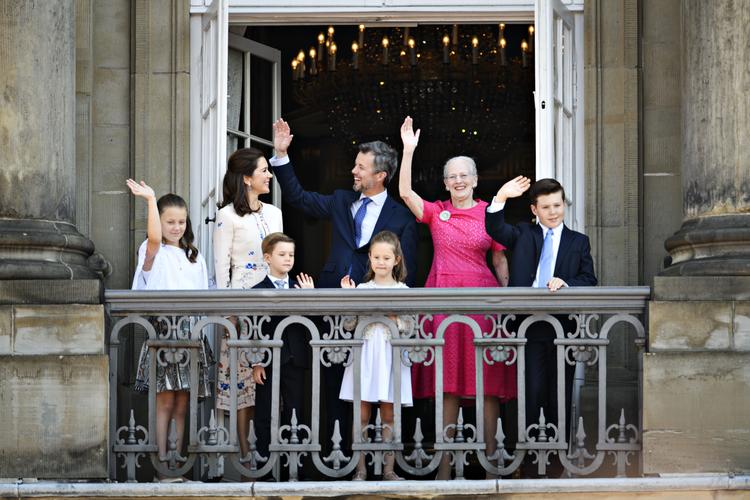     Kronprins Frederik og kronprinsesse Mary viser sig med deres børn prins Christian, prinsesse Isabella, prins Vincent og prinsesse Josephine samt dronning Margrethe. Foto: Philip Davali/POLFOTO