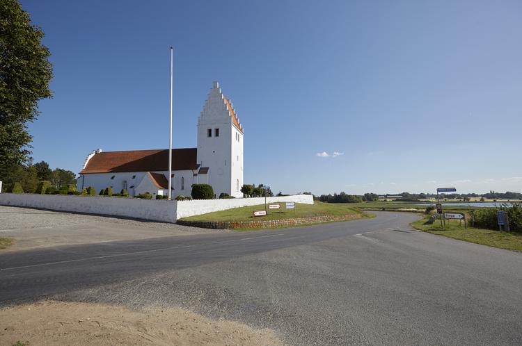  Fanefjord Kirke er bygget ca. 1250-1300 og ligger smukt ned til fjorden. Den er berømt for sine kalkmalerier.  Foto: Morten Langkilde/Morten Langkilde
