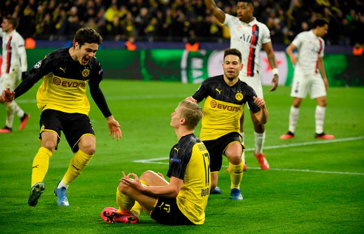 Efter sit første mål mod Paris SG tog Erling Braut Haaland siddende mod sine jublende holdkammerater. Foto: Ina Fassbender/Ritzau Scanpix