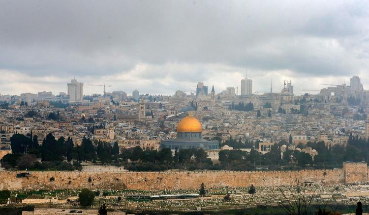 'Næste stop Grædemuren'. Israel har besluttet at bygge en jernbane under Jerusalems gamle by med station ved et af jødernes helligste steder, Grædemuren. Foto: Ahmad Gharabli/Ritzau Scanpix