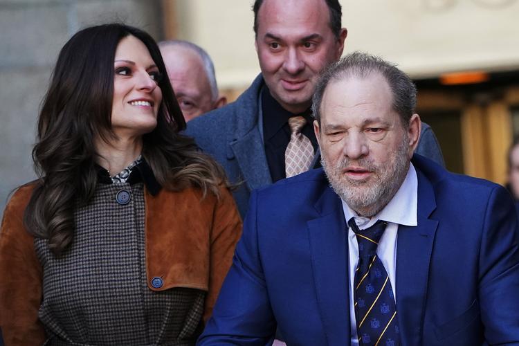 Harvey Weinstein ses her med sin åbenmundede forsvarer Donna Rotunno.  Foto: Carlo Allegri/Ritzau Scanpix