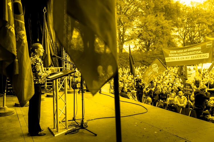 Statsminister Mette Frederiksen (S) meldte forleden ud, at hun ikke kommer til at holde tale i Fælledparken på arbejdernes internationale kampdag, fordi der de seneste år har været uroligheder. Foto: Mads Nissen/Fotomanipulation: Søren Arke