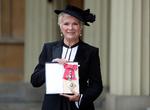Julie Walters har i årtier spillet arbejderklassekvinder. 7. november 2017 fik hun titlen dame af dronning Elizabeth ved en ceremoni på Buckingham Palace.  Foto: Pool/Ritzau Scanpix