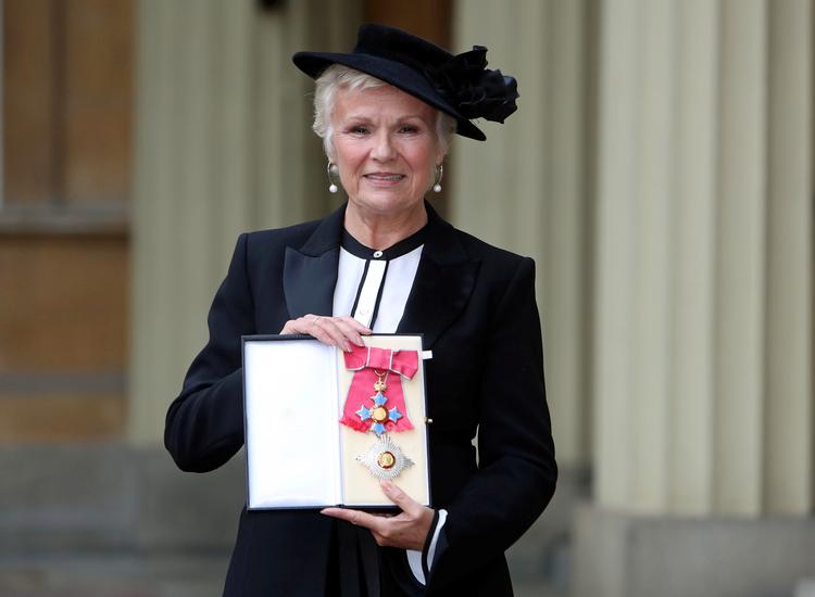 Julie Walters har i årtier spillet arbejderklassekvinder. 7. november 2017 fik hun titlen dame af dronning Elizabeth ved en ceremoni på Buckingham Palace.  Foto: Pool/Ritzau Scanpix