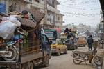 Biler og lastbiler med civile passerer den syriske by Atme på  flugt fra krig og sammenstød i Idlib-provinsen. Foto: Rami Al Sayed/Ritzau Scanpix