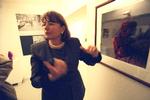Patricia Asbæk i aktion i Galleri Asbæk i 1999.  Foto: Jørgen Sperling
