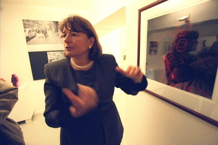 Patricia Asbæk i aktion i Galleri Asbæk i 1999.  Foto: Jørgen Sperling