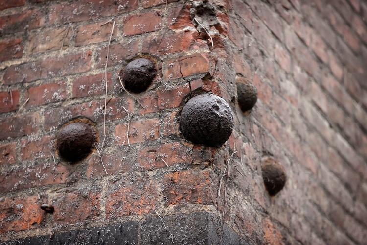 Flere steder i København kan man finde indmurede kanonkugler på facaderne, som her ved hjørnet af Lønporten og Vognmagergade.  Foto: Jens Dresling/POLFOTO