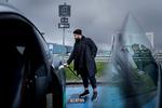 Omar Baha er som vognmand for fire eltaxier i Dantaxi bekymret for fremtiden. Han ønsker flere konkrete tiltag og støtte til dem, der kører eltaxa, og hvis det overhovedet skal betale sig, er et ordentlig ladenetværk nødvendigt. Foto: Mads Nissen/POLFOTO
