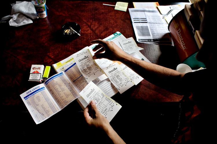 Især unge mænd rammes af ludomani. Oddset er et af de pengespil, der trækker i rigtig mange.  Foto: Martin Lehmann/POLFOTO