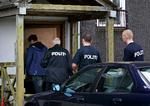 PET var sidste år i aktion flere steder i hovedstaden for at afværge en mulig terroraktion. Hvis det står til regeringen skal politiet fremover have mulighed for at rykke ud i terrordømtes hjem - også uden en retskendelse.    Foto: Jens Dresling/POLFOTO