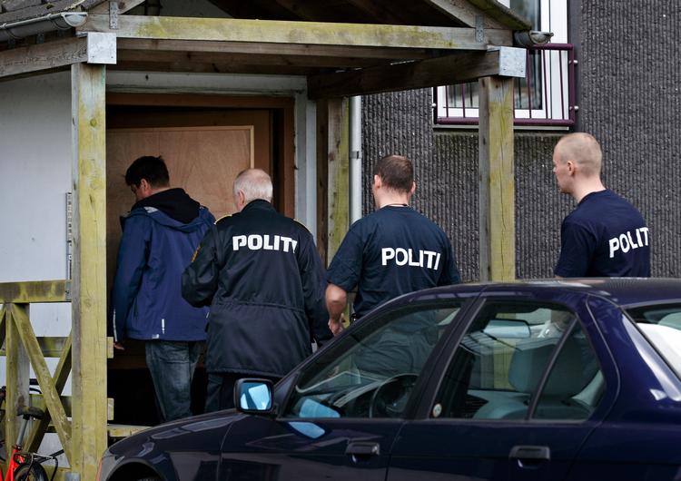PET var sidste år i aktion flere steder i hovedstaden for at afværge en mulig terroraktion. Hvis det står til regeringen skal politiet fremover have mulighed for at rykke ud i terrordømtes hjem - også uden en retskendelse.    Foto: Jens Dresling/POLFOTO