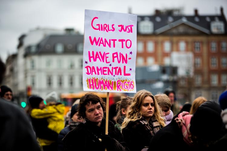  Organisationer som Amnesty International, Dansk Kvindesamfund og Danner har sammen med tusindvis af kvinder og mænd de seneste år kæmpet for samtykkebaseret voldtægtslovgivning. I dag er der sat et foreløbigt punktum. Foto: Rasmus Flindt Pedersen/POLFOTO