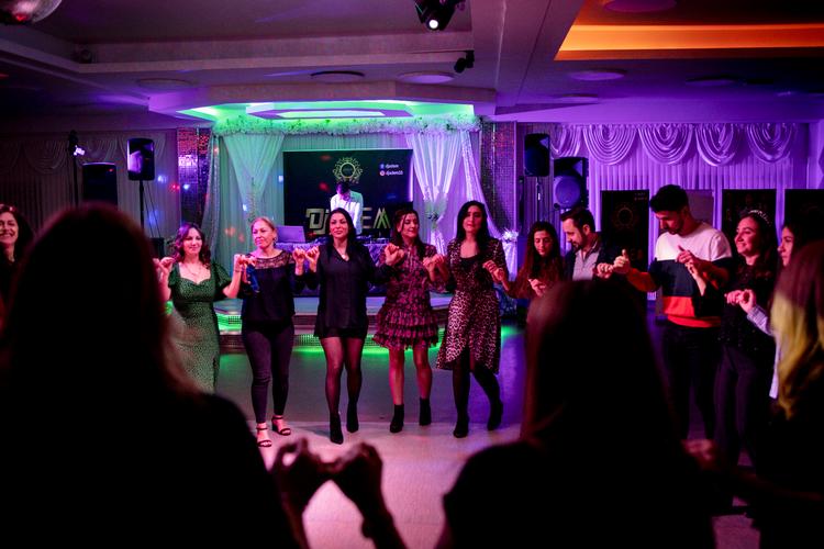 Til festen i Glostrup er der mad, fællesdans og ikke mindst musik med den tyrkiske kunstner Ümit Sayin, der havde flere pophits i 1990'erne.  Foto: Jens Hartmann Schmidt/POLFOTO