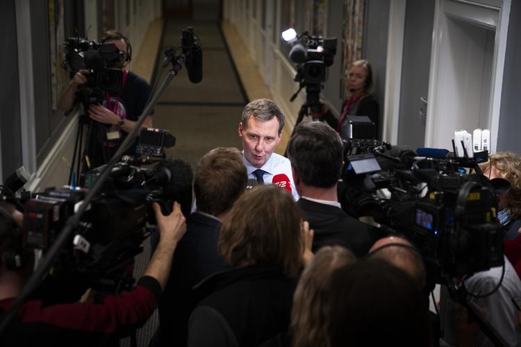 Justitsminister Nick Hækkerup modtog onsdag Straffelovrådets betænkning med forslag til ny voldtægtslov.    Foto: Andreas Merrald/POLFOTO