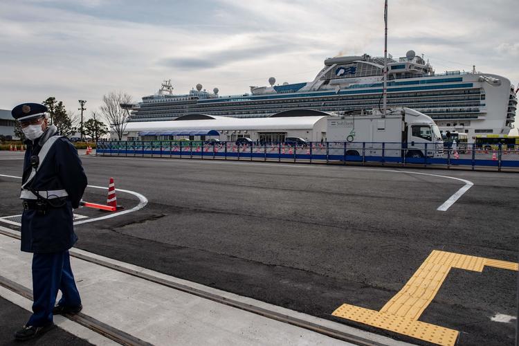 'Diamond Princess'  ligger ved Yokohama nær Tokyo. Skibet har ligget i karantæne i to uger   Foto: Philip Fong/Ritzau Scanpix