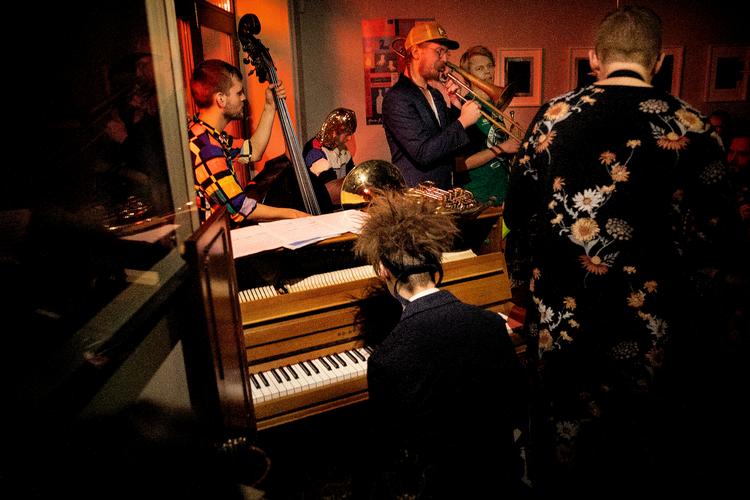 Horse Orchestra indtog naturvinbaren Gaarden & Gaden med blomstrede kjortler, touperet hår, pailletter og gakket jazz.  Foto: Finn Frandsen/POLFOTO