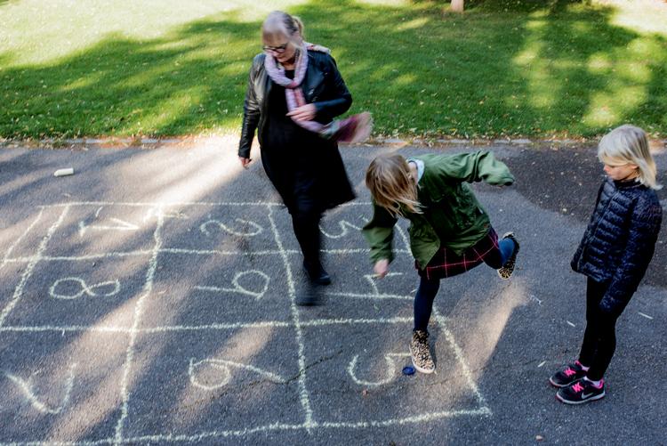 Skal børn, børnebørn eller oldebørn have lidt ekstra, er der forskellige muligheder. Man kan blandt andet bruge børnenes frikort. Arkivfoto Foto: Maud Lervik/POLFOTO