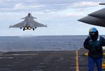 Et jagerfly letter fra hangarskibet 'Charles de Gaulle'. Skibet kan rumme op til 40 fly. Det kommer nu til Danmark Foto: Mario Goldman/Ritzau Scanpix