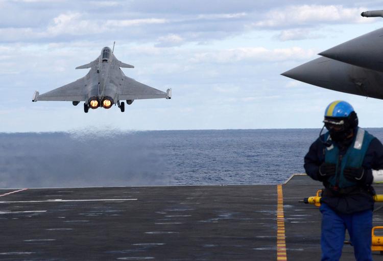 Et jagerfly letter fra hangarskibet 'Charles de Gaulle'. Skibet kan rumme op til 40 fly. Det kommer nu til Danmark Foto: Mario Goldman/Ritzau Scanpix