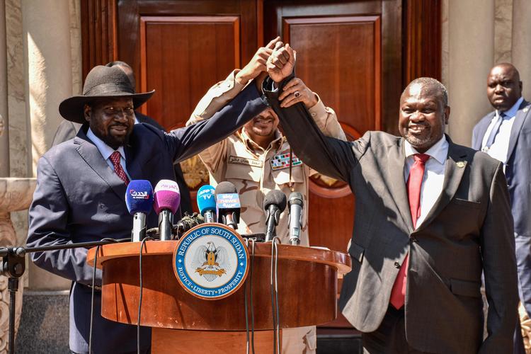    En langvarig konflikt mellem Sydsudans præsident Salva Kiir (tv.) og oppositionsleder Riek Machar er måske på vej mod en løsning. Her holder de hånd foran medierne efter fredsforhandlinger i hovedstaden Juba i december sidste år.     Foto: Majak Kuany/Ritzau Scanpix
