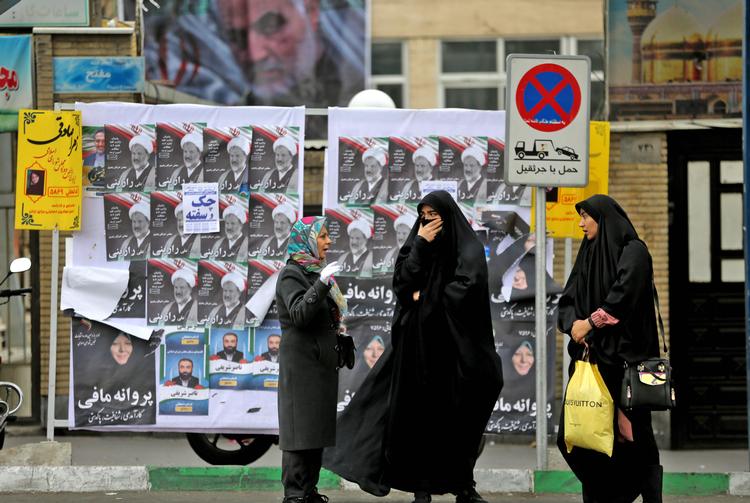 Tusinder af kandidater har fået forbud mod at stille op til Irans parlamentsvalg, og  styrets udvalgte kandidater venter en klar sejr. Foto: Atta Kenare/Ritzau Scanpix