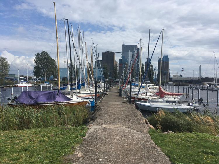 Første del af cykelturen går langs floden NIssan med udsigt til den aktive havn på den anden side. Lystbådehavnen ligger tæt ved flodens udmunding. Foto: Mette Guldagger