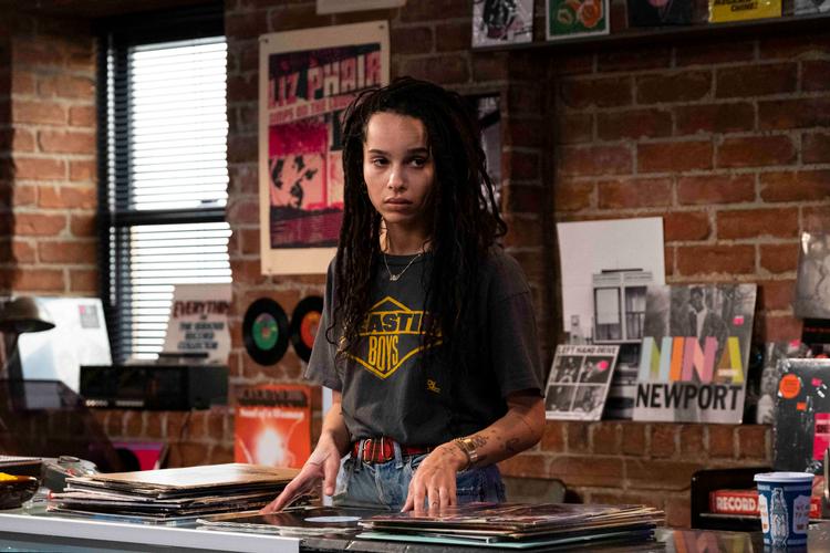 Zoë Kravitz spiller pladebutiksejeren Rob i den nye version af 'High Fidelity' - en rolle, som i filmen fra 2000 blev spillet af en mand, John Cusack.  Foto: Cap/rfs/Ritzau Scanpix