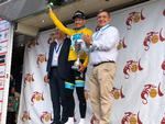 Jakob Fuglsang var en travl gæst på podiet efter dagens etape. Udover i den gule førertrøje skulle han også hyldes i grønt og orange. Foto: Ruta del Sol. 