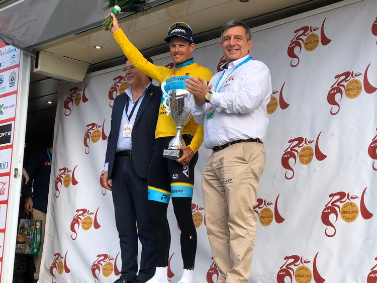 Jakob Fuglsang var en travl gæst på podiet efter dagens etape. Udover i den gule førertrøje skulle han også hyldes i grønt og orange. Foto: Ruta del Sol. 