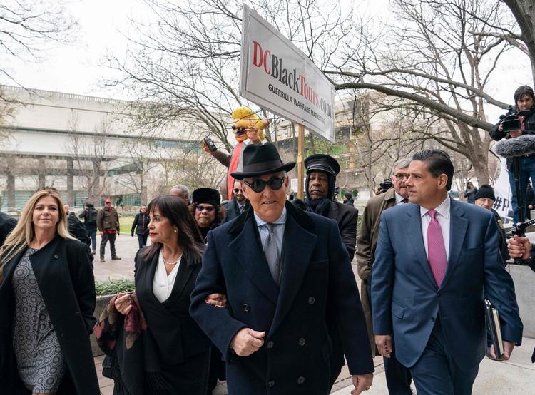 Roger Stone - i midten med hatten - ankommer til retten.  Foto: Alex Edelman/Ritzau Scanpix